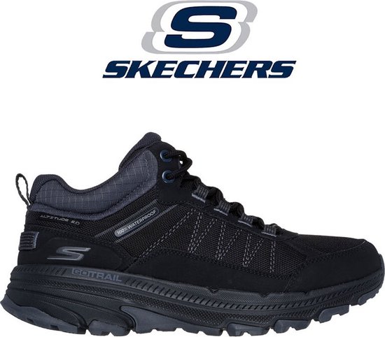 Zwarte mid-cut wandelschoen met grijs mesh, veters en zool. Skechers logo boven de schoen. Tekst: 'WATERPROOF', 'GO TRAIL'.