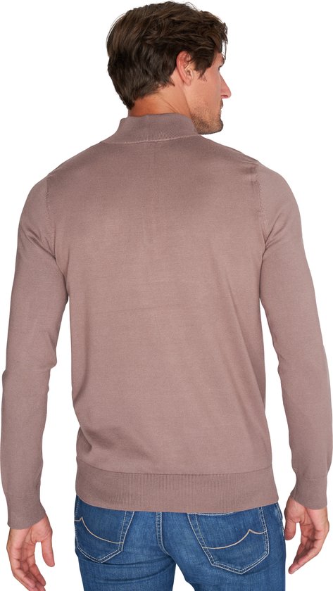 Achterkant van man in deep taupe trui met halve rits en jeans.
