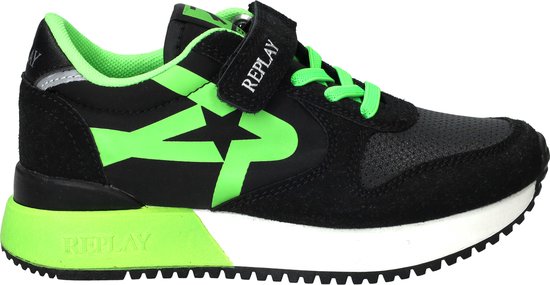 Zij-aanzicht van zwarte Replay sneaker met neon-groene sterprint, veters en klittenbandsluiting. Neon-groene accenten op de zool.