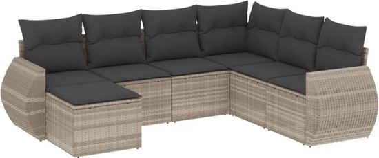 Salon gris clair en U avec coussins gris foncé, en poly rotin.