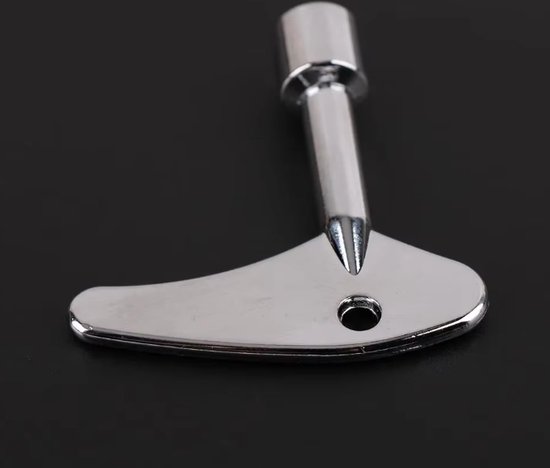 Clé triangulaire métallique brillante avec une poignée plate et une douille carrée.