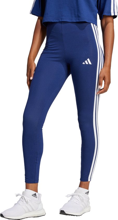 Donkerblauwe legging voor dames met witte Adidas strepen op de zijkanten en een klein Adidas logo.