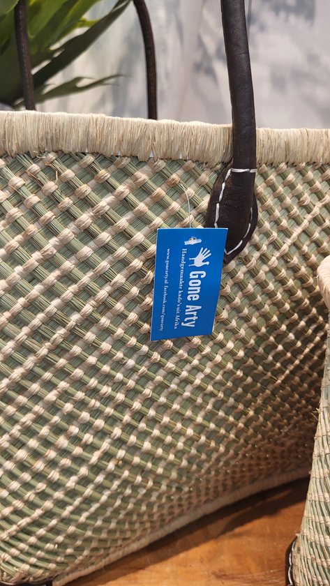 Detail van een zeegras shopper met het 'Gone Arty' label waarop staat "Handgemaakte kado's uit Afrika".