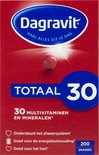 Rode verpakking met Dagravit logo, 'TOTAAL 30 MULTIVITAMINEN EN MINERALEN', en een rode tablet.