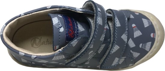 Blauwe leren sneaker met klittenbandsluiting, detail van de tong met badmintonshuttleprint. De binnenzool is van Naturino.