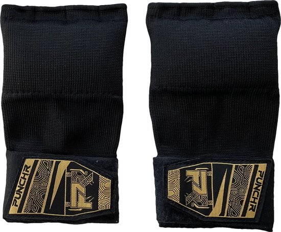 Zwarte bokshandschoenen met goudkleurige, geometrische 'PUNCHR'-opdruk op de bandsluiting.