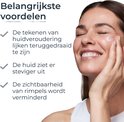 Vrouw met gesloten ogen, brengt Eucerin serum aan. Belangrijkste voordelen: tekenen huidveroudering teruggedraaid, huid ziet er steviger uit, rimpels verminderd.