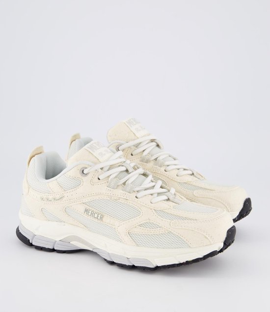 Twee witte Mercer 'Re-Run Pineapple' sneakers met mesh en suède panelen.