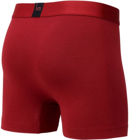 Rode boxershort met donker logo op de tailleband.