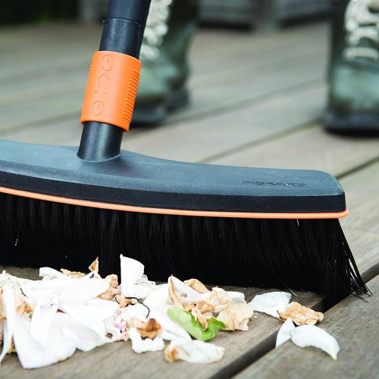 Bezem Straatbezem zonder steel - breedte 38 cm - kunststof zwart/oranje QuikFit 1001416 van Fiskars — afbeelding 3
