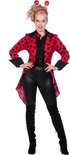 Vrouw in rood met zwarte stippen jas, zwarte blouse, leren broek en laarzen. Rode antenne met bolletjes op haarhoofd.