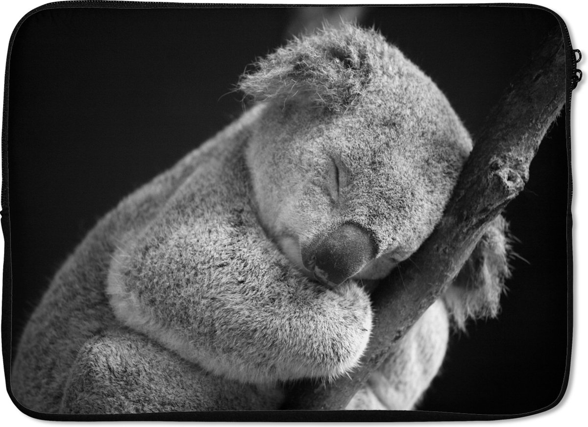 Laptophoes 13 inch - Slapende koala op zwarte achtergrond in zwart-wit - Laptop sleeve - Binnenmaat 32x22,5 cm - Zwarte achterkant