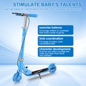 Blauwe step met tekst "STIMULATE BABY'S TALENTS" en uitleg over het stimuleren van balans, coördinatie en karakter.