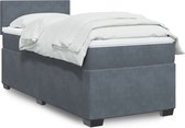 Lit tapissé gris foncé avec matelas, draps blancs, couette et tête de lit.