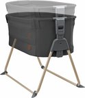 Co-sleeper Maxi-Cosi gris foncé avec pieds beiges, réglage de hauteur visible.