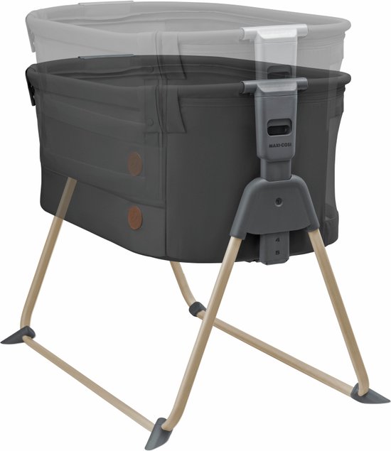 Co-sleeper Maxi-Cosi gris foncé avec pieds beiges, réglage de hauteur visible.