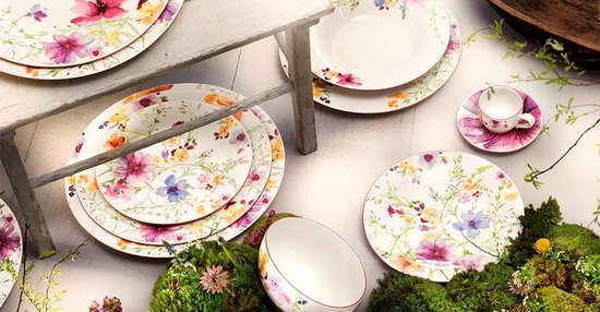 Serviescollectie met kleurrijke aquarelbloemen en rode randen op een witte ondergrond.