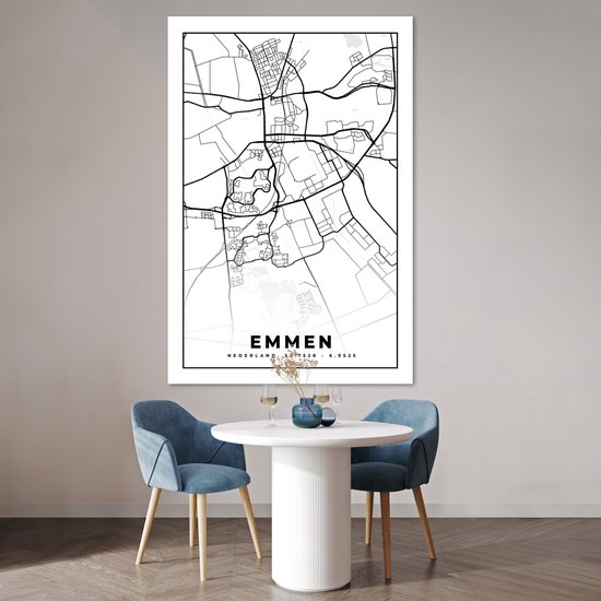 Affiche carte d'Emmen en noir et blanc, au-dessus d'une table ronde avec des chaises bleues.