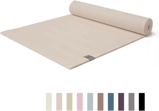 Beige yogamat, deels opgerold, met een subtiel ribbelpatroon. Onder de mat zijn kleine gekleurde stroken te zien.