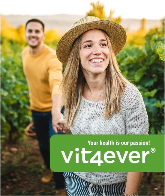 Vrolijk koppel in een wijngaard, man houdt hand van vrouw, met "Vit4ever" logo.