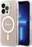 Coque Guess rose avec motif dentelle, logo Guess et compatibilité MagSafe, à côté d'un iPhone.