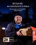 Bezorgmedewerker met pakketten voor een huis, met de tekst '2K Full HD en nachtzicht in kleur'.