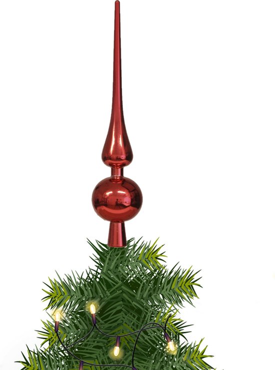 Glanzende rode kerstboom piek met bol en punt op een dennengroene kerstboom met lichtjes.