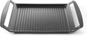 Gegoten aluminium grillplaat met ribbels en aan beide zijden handgrepen.