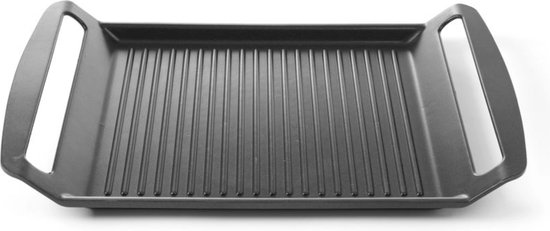 Gegoten aluminium grillplaat met ribbels en aan beide zijden handgrepen.