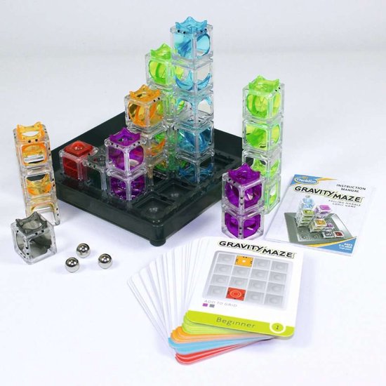 Gravity Maze spel op een grijze basis met gekleurde, transparante torens, knikkers en kaarten.