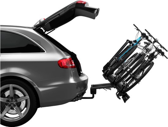 Een grijze stationwagon met de Thule VeloCompact fietsendrager, met 3 fietsen, achteraan gemonteerd.