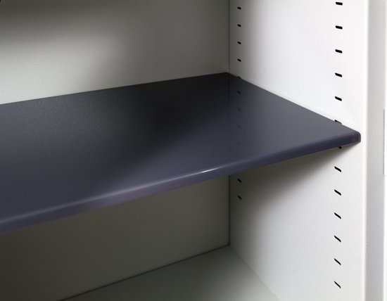 Detail van een donkergrijze legplank in een grijze kluis.