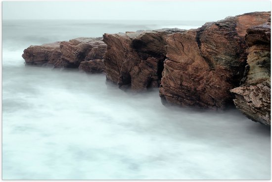 WallClassics - Poster (Mat) - Mist rond Bergen - 60x40 cm Foto op Posterpapier met een Matte look