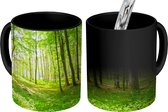 Magische Mok - Foto op Warmte Mokken - Koffiemok - Natuur - Bomen - Bos - Groen - Zonlicht - Magic Mok - Beker - 350 ML - Theemok