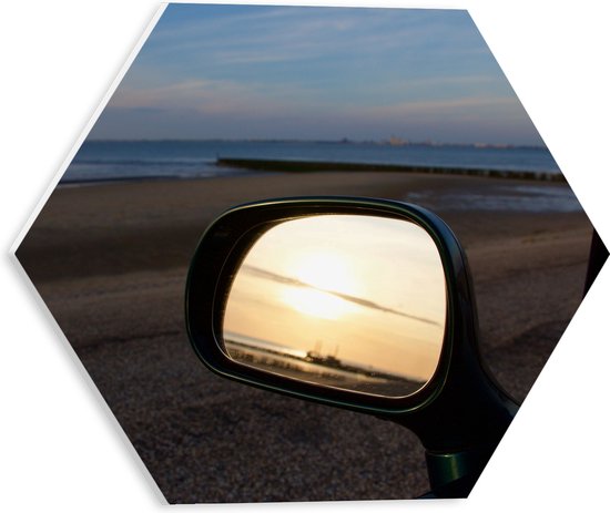 WallClassics - PVC Schuimplaat Hexagon  - Autospiegel op het Strand in de Avond - 30x26.1 cm Foto op Hexagon (Met Ophangsysteem)