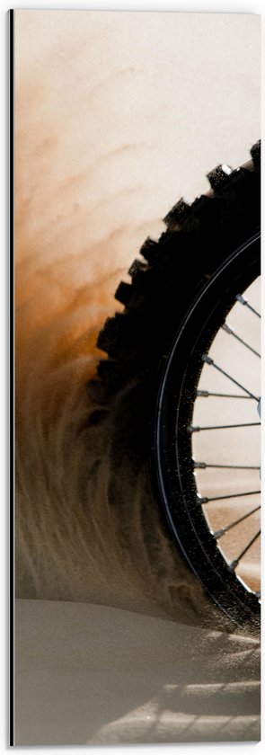 WallClassics - Dibond - Wiel van Motorcrosser in het Zand - 20x60 cm Foto op Aluminium (Wanddecoratie van metaal)