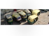 WallClassics - PVC Schuimplaat - Groepje Geparkeerde Tuc Tucs in India - 60x20 cm Foto op PVC Schuimplaat (Met Ophangsysteem)