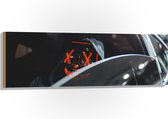 WallClassics - Hout - Man met Lichtgevend Masker in Auto - 120x40 cm - 12 mm dik - Foto op Hout (Met Ophangsysteem)