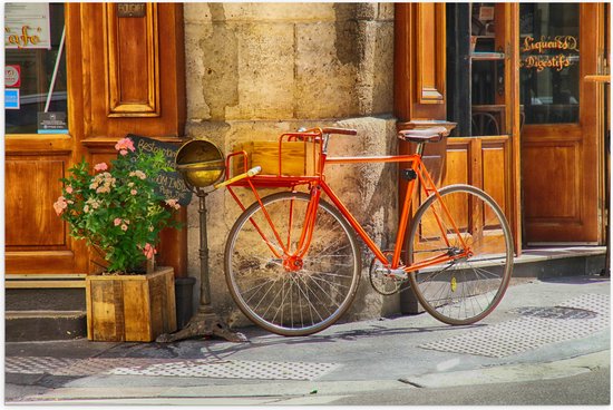 WallClassics - Poster Glanzend – Oranje Fiets bij Stenen Gebouw - 60x40 cm Foto op Posterpapier met Glanzende Afwerking