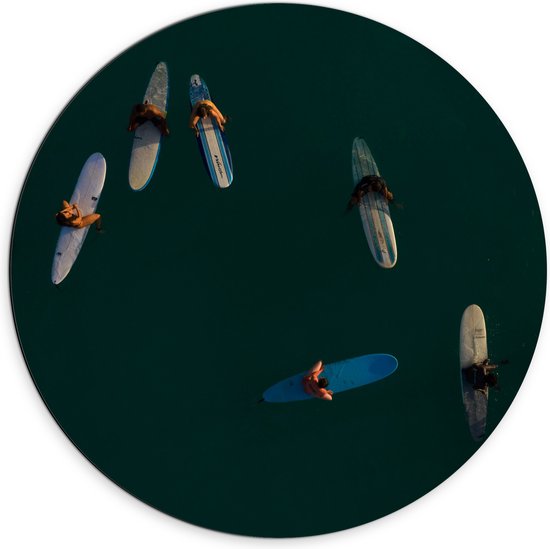 WallClassics - Dibond Muurcirkel - Bovenaanzicht van Groep Surfers op Oceaan - 70x70 cm Foto op Aluminium Muurcirkel (met ophangsysteem)