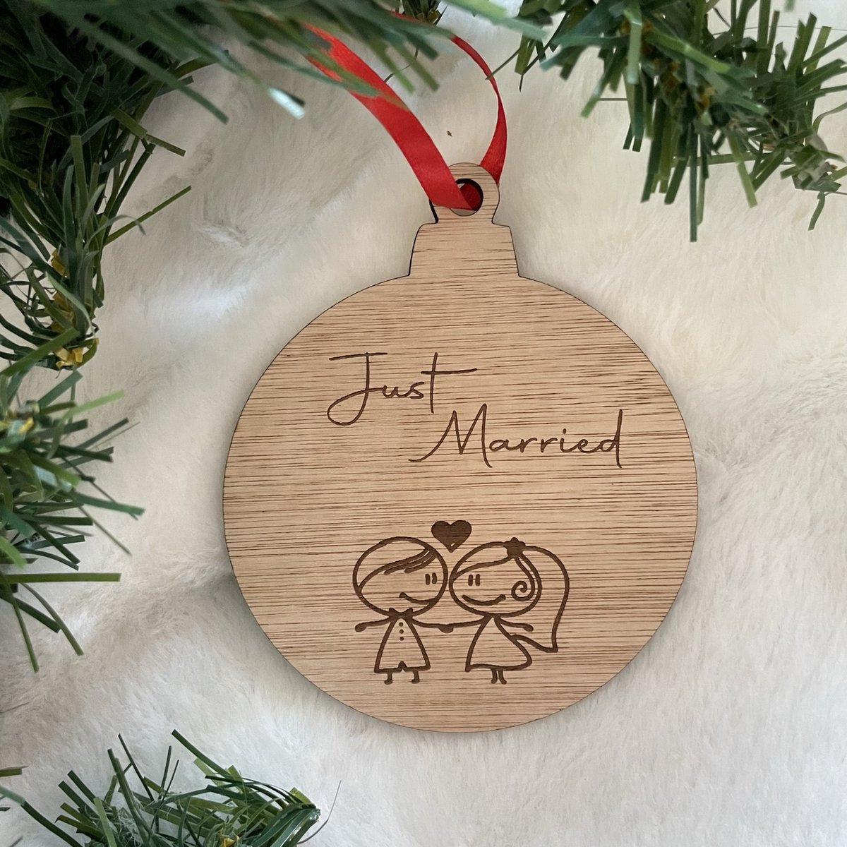 Houten Kersthanger Just Married - Kerst - Getrouwd - Kerstbal - Hout - Kerstboom - Houten Decoratie - Kerstmis - Kerstdecoratie - Kerst ornament – Versiering