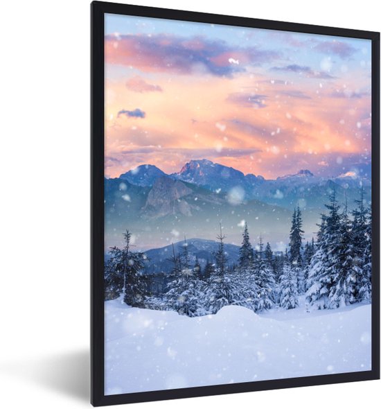 Fotolijst incl. Poster - Sneeuw - Lucht - Bos - Winter - 60x80 cm - Posterlijst - Kerstmis Decoratie - Kerstversiering - Kerstdecoratie Woonkamer - Kerstversiering - Kerstdecoratie voor binnen - Kerstmis