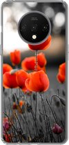 Geschikt voor OnePlus 7T hoesje - Rode Klaprozen tegen zwarte met witte achtergrond - Siliconen Telefoonhoesje