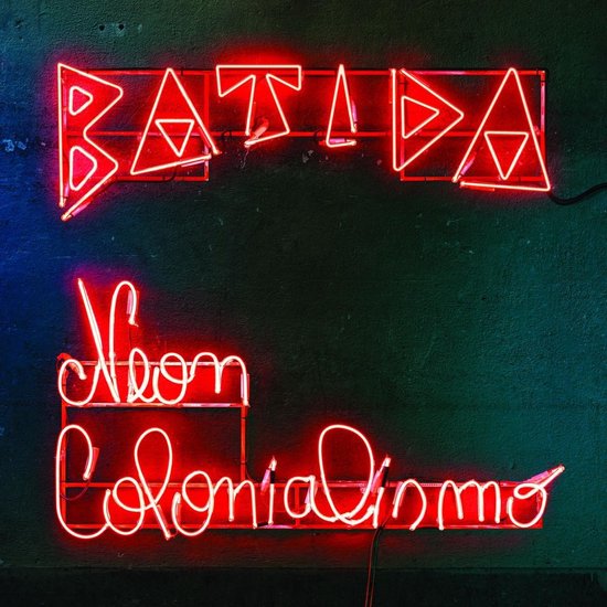 Rode neonletters met de tekst Batida en Neon Colonialismo op een donkere muur.