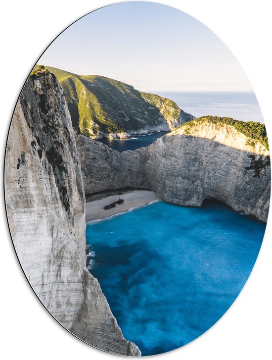 WallClassics - Dibond Ovaal - Navagio Strand in Griekenland - 60x80 cm Foto op Ovaal (Met Ophangsysteem)