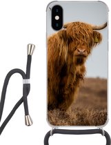 Hoesje met koord Geschikt voor iPhone XS - Schotse Hooglander - Duin - Gras - Siliconen - Crossbody - Backcover met Koord - Telefoonhoesje met koord - Hoesje met touw