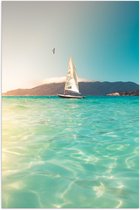 WallClassics - Poster Glanzend – Kleine Zeilboot op Helderblauwe Oceaan - 60x90 cm Foto op Posterpapier met Glanzende Afwerking