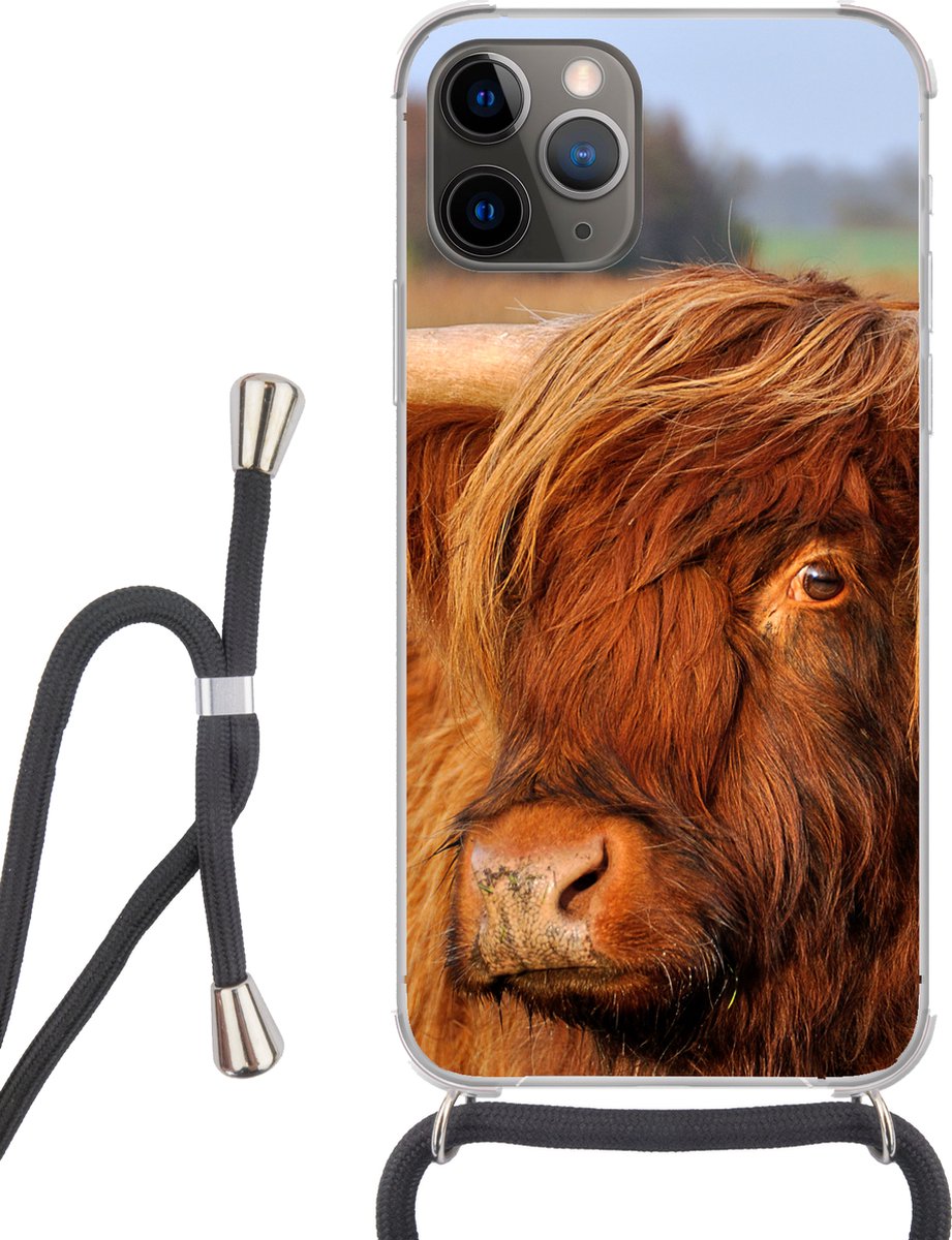 Telefoonhoesje Geschikt voor iPhone 12 pro crossbody - Schotse Hooglander - Gras - Boom - Siliconen - Crossbody - Backcover met Koord - Telefoonhoesje met koord - Hoesje met touw Telefoonhoesje