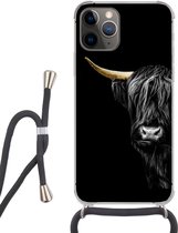 Hoesje met koord Geschikt voor iPhone 12 Pro Max - Schotse hooglander - Koeien - Goud - Siliconen - Crossbody - Backcover met Koord - Telefoonhoesje met koord - Hoesje met touw