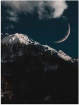 WallClassics - Poster Glanzend – Smalle Maan boven Sneeuwberg - 75x100 cm Foto op Posterpapier met Glanzende Afwerking